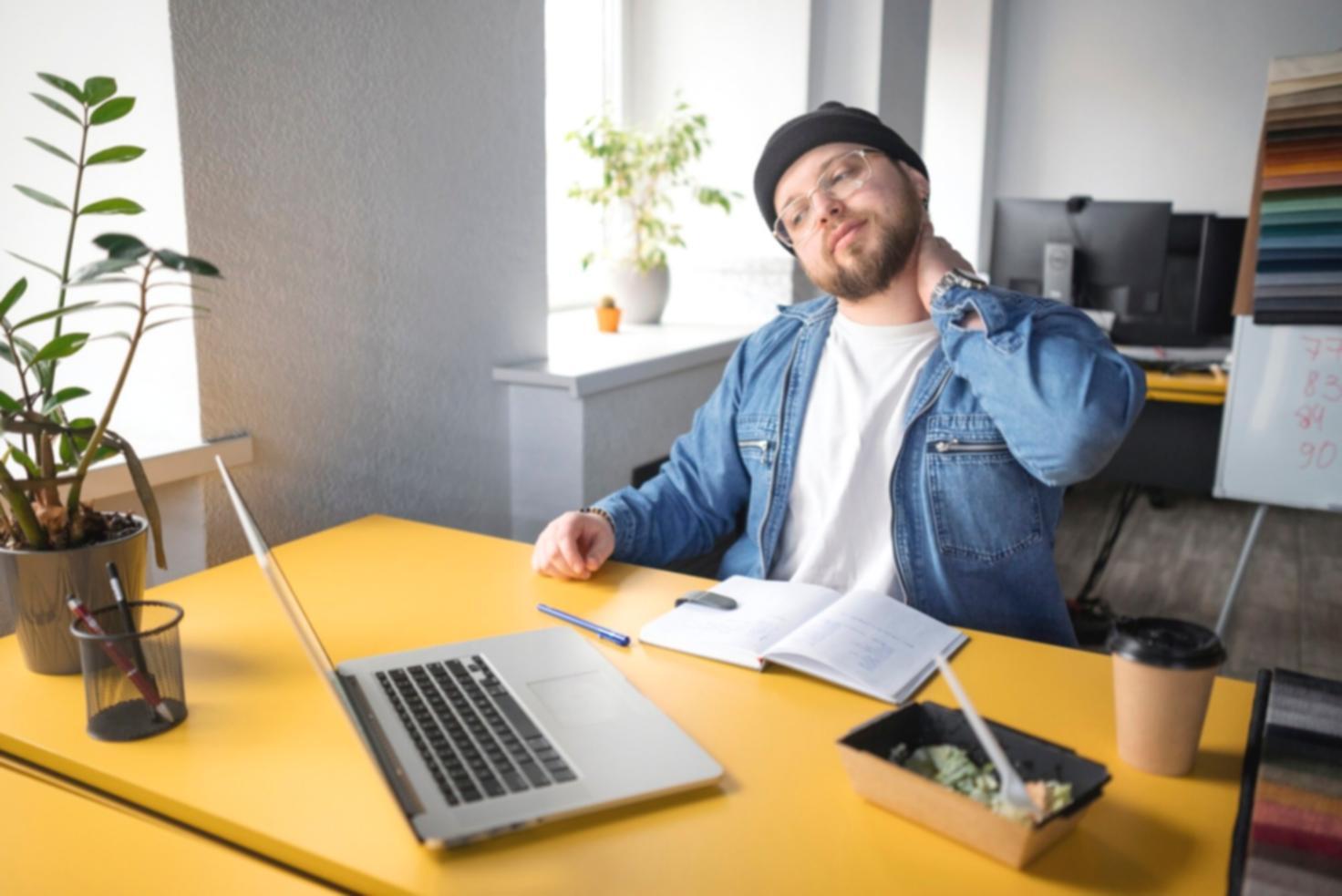 Person arbeitet an barrierefreier Webentwicklung mit assistiven Technologien